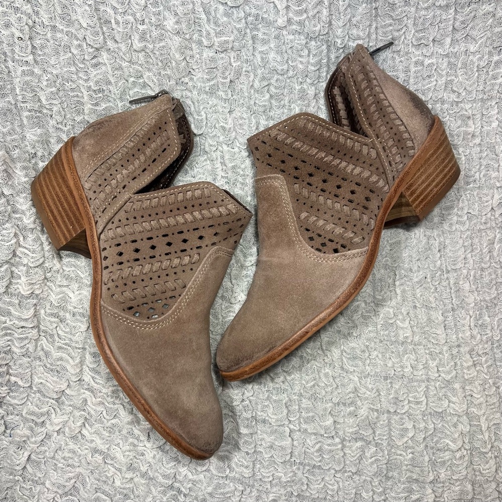 Vince Camuto Women’s 7.5 M Gray Taupe Suede Cut Out Booties Prasata Ankle Boots